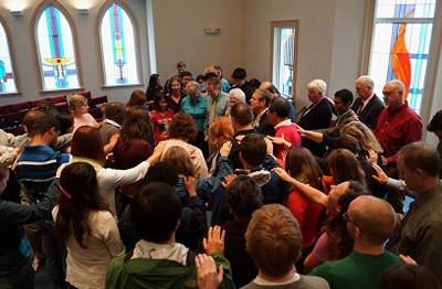 10월 17일 채플시간 중 WCC로 보내는 총회참가단 파송의 기도모습