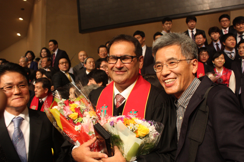 이호잣 목사가 임직식 이후 지인들과 기쁨을 나누고 있다. ⓒ신태진 기자