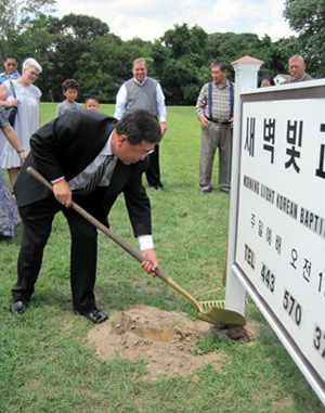 4년 전 창립예배시 간판을 세우는 최정규 목사.