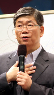 첫날 저녁 진재혁 목사가 강연하고 있다. ⓒ신태진 기자