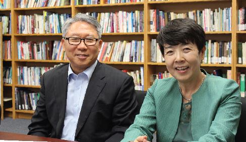 효사랑선교회 대표 김영찬 목사(왼쪽)과 시민권 교실 강사로 나서는 김성미 씨가 포즈를 취하고 있다. 