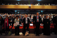 WCC 총회 총대들이 모두 일어나 함께 손을 맞잡고 있다. ⓒWCC 제공