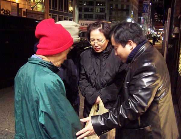 전도지를 나누어 주기 전 기도하는 집사님, 권사님들(맨 오른쪽이 하병민 선교사)