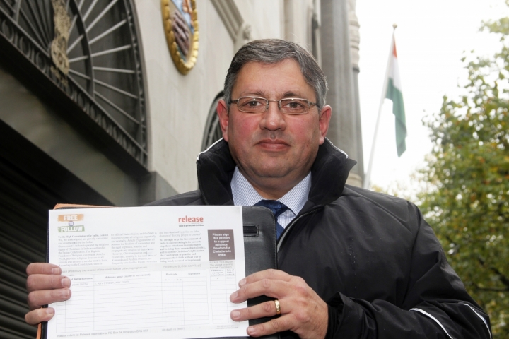 폴 로빈슨 대표가 인도 고등법무관 앞에서 청원서를 들어보이고 있다
