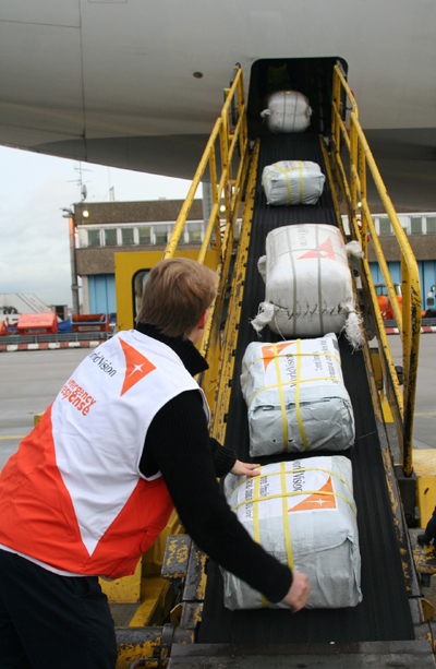 월드비전의 긴급재난 구호물품들이 현지 시각 10일 독일 프랑크푸르트공항을 출발, 필리핀 마닐라로 가기 위해 비행기에 실리고 있다. ⓒ월드비전 제공
