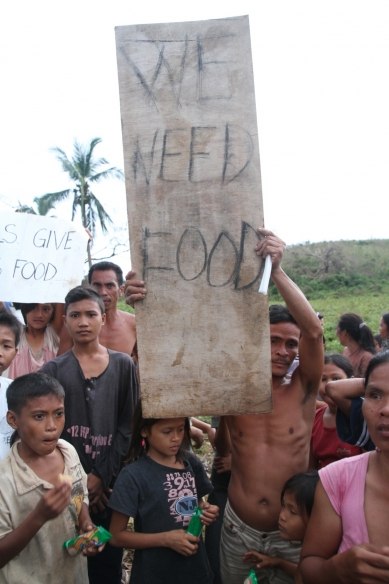 밀알복지재단 긴급구호팀은 필리판 단반타얀 지역 입구에서부터 도움을 요청하는 피켓을 든 주민들을 만났다고 전했다.  ©밀알복지재단 제공