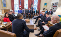 오바마 대통령과 종교계 지도자들이 이민법 개혁에 관해 의논하고 있다. 