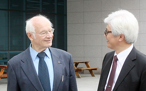 바이어하우스 박사와 정상운 회장이 안양 성결대 야립학술정보관 앞에서 대화하고 있다. ⓒ이대웅 기자