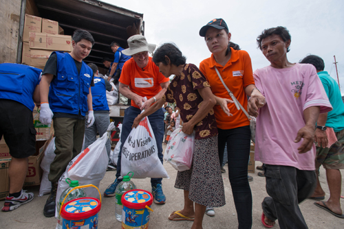 구호물품을 배급받는 사람들. ⓒ월드비전 제공