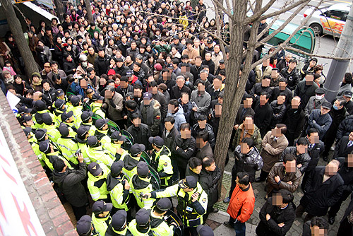 교회 분쟁은 양측의 첨예한 대립과 갈등으로 인해 좀처럼 해결되지 않는 경우가 많다. 때론 극심한 충돌로 공권력이 투입되기도 한다. ⓒ김진영 기자