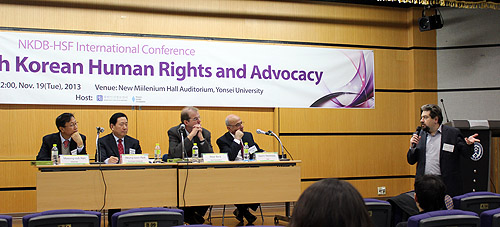 질의응답 시간, 발표자들이 루마니아 국립정치행정대 안드레이 타라누 교수(맨 오른쪽)의 경험을 청취하고 있다. ⓒNKDB 제공