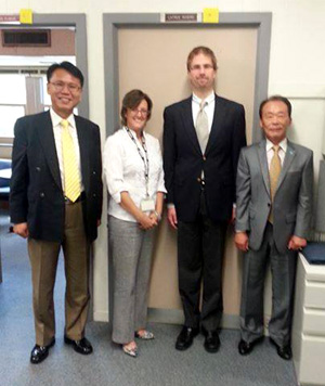 미주한인의목소리 피터 김 회장(맨왼쪽)과 관계자들.