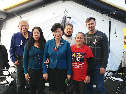 주디 추 연방 하원의원(왼쪽에서 3번째)이 윤대중 미주한인봉사교육단체협의회 사무국장 (왼쪽에서 4번째) 등 단식 참가자들과 사진 촬영을 하고 있다.