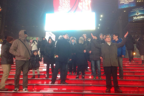 뉴욕정원교회가 창립9주년을 맞아 22일 타임스퀘어 광장에서 기도회를 열었다. 담임 주효식 목사(제일 오른쪽)이 말씀을 선포하고 있다.