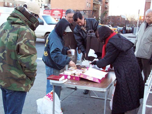 커피와 도넛을 나누어 주고 있는 선교부원들