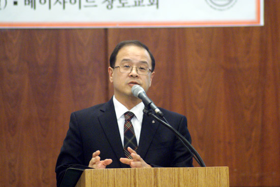 1부 순서에서 설교하는 이종식 담임목사