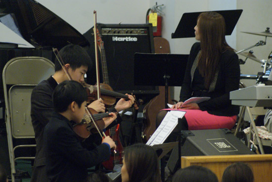 중고등부 4부합창 연주를 하고 있는 학생들