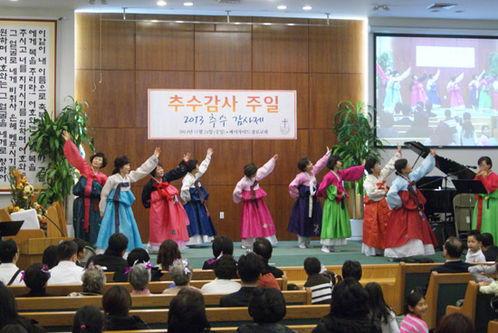 여성 장년들의 전통춤 무대