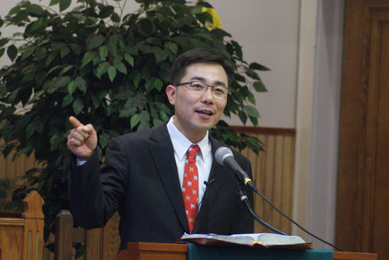 설교하는 조원태 목사. 이날 조원태 목사는 돌아온 탕자에 대한 말씀을 전하면서 새로운 영혼들이 돌아오는 곳이 진정한 잔치의 자리라고 강조했다.