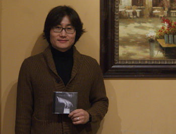 뉴욕 이민자들이 느끼는 감성을 1집 앨범에 담아낸 박세환 피아니스트가 자신의 앨범을 들어보이고 있다.