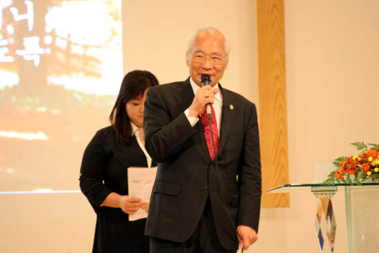 워싱턴주 제 1회 통일음악회에서 축사하는 신호범 워싱턴주 상원의원