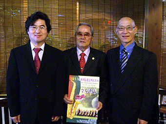 뉴욕색소폰오케스트라 유진웅 단장, 태명사랑장학재단 박태환 회장, 뉴욕색소폰오케스트라 김바울 회장(왼쪽부터)