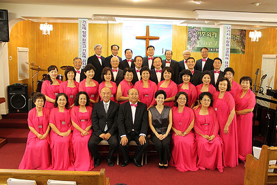 목사장로부부찬양단이 15일(일) 오후 7시에 윌셔연합감리교회에서 '새 노래로 여호와께 찬양'이란 주제로 제 6회 정기연주회를 개최한다. 사진은 찬양단 구성원들.