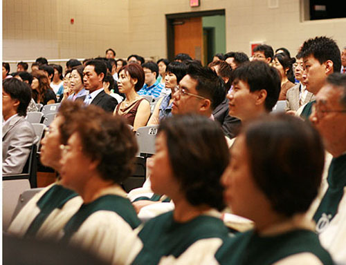 새로운 예배처소에서 예배드리는 성도들 ⓒ슈가로프한인교회 제공