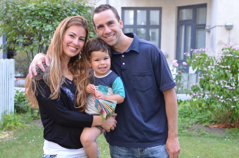 리비아 벵가지에서 이슬람 무장단체 요원으로 추정되는 괴한의 총에 맞아 숨진 로니 스미스(33)와 그의 남은 가족들. ⓒTwitter/Ronnie Smith.