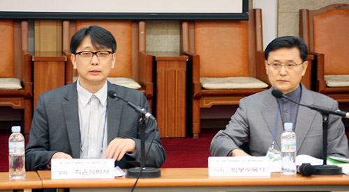최윤식 박사(왼쪽)가 발표하고 있다. ⓒ이대웅 기자