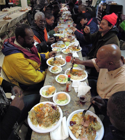한인교회들이 마련한 노숙자급식 시간.