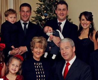 조엘 헌터 목사(앞줄)와 고인이 된 그의 아들 아이작 헌터 목사(뒷줄 왼쪽).  ©노스랜드교회