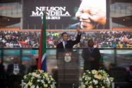 남아공에서 거행된 넬슨 만델라 전 대통령의 영결식에서 추모사를 전하기 위해 연단에 오른 오바마 대통령의 모습.  ©백악관