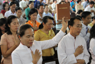 성경을 들고 기도하는 라오스 기독교인들. ⓒ대한성서공회 제공