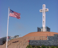 캘리포니아 샌디애고 솔데드 산 위에는 십자가 모양의 한국전 기념비.
