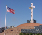 캘리포니아 샌디애고 솔데드 산 위에는 십자가 모양의 한국전 기념비.