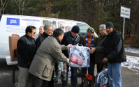 지구촌마켓과 굿스푼선교회가 공동으로 12월 18일 지구촌 마켓 웃브리지 지점 옆 야산에 기거하는 홈리스 20여 명에게 담요와 점퍼를 나눠줬다.
