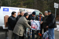 지구촌마켓과 굿스푼선교회가 공동으로 12월 18일 지구촌 마켓 웃브리지 지점 옆 야산에 기거하는 홈리스 20여 명에게 담요와 점퍼를 나눠줬다.