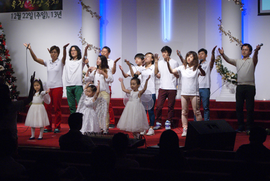 열방교회가 22일 성탄절 교회학교 발표회 및 목장찬양축제를 열었다. 모든 목장들이 모여 어린이와 어른이 함께 성탄의 기쁨을 나눴다. 