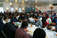 굿스푼선교회가 12월 25일 새빛교회에서 도시빈민 200여명을 초청해 성탄축하예배를 드렸다. 