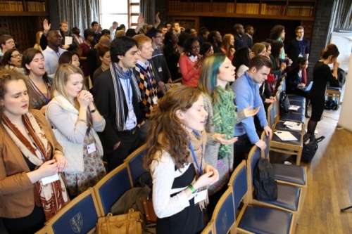 예배드리는 밀레니얼 세대 기독교인들. ⓒChristian Concern/Wilberforce Academy.