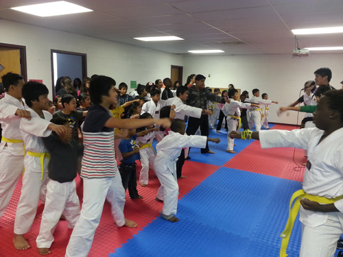 태권도를 배우는 난민 아이들.