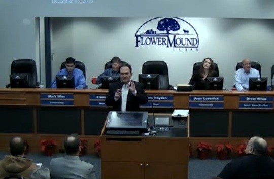 헤이든 시장이 시의회에서 2014년을 성경의 해로 선포하고 있다. 