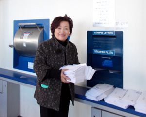 서한을 발송하고 있는 이정순 총회장.