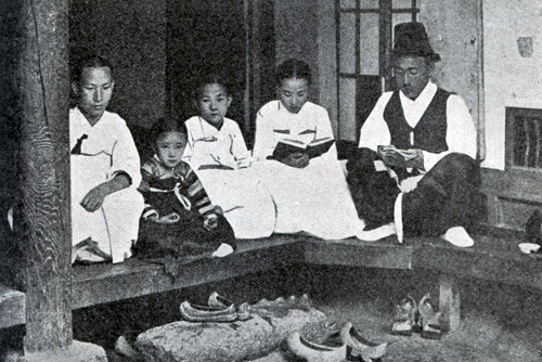 구한말 한 기독교인 가정이 성경을 읽고 있는 모습(109쪽). ⓒ홍성사 제공