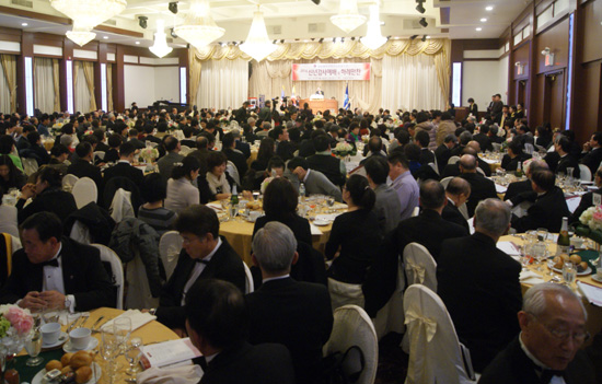 뉴욕교협이 14일 오후7시 대동연회장에서 2014년 신년감사예배 및 하례회를 열었다.