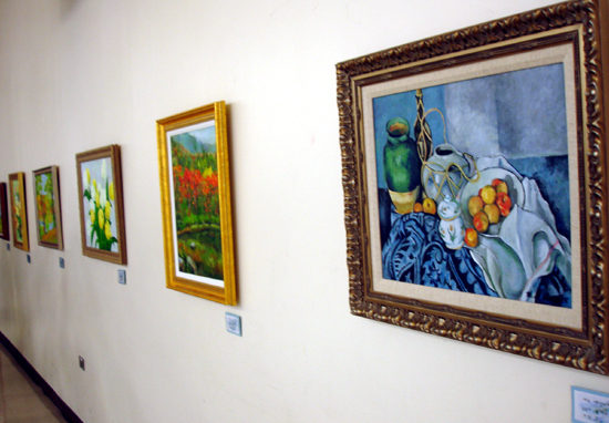 친교실 한켠에는 미술작품이 전시됐다.