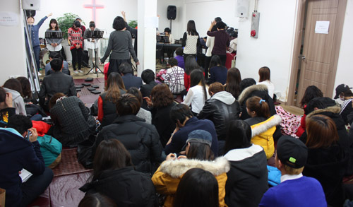 황금종교회 주일예배 중 탈북민들이 찬양하고 있다. ⓒ이대웅 기자