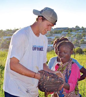 잠비아 어린이에게 글러브를 끼워주고 있는 커쇼. ⓒ출판사 제공
