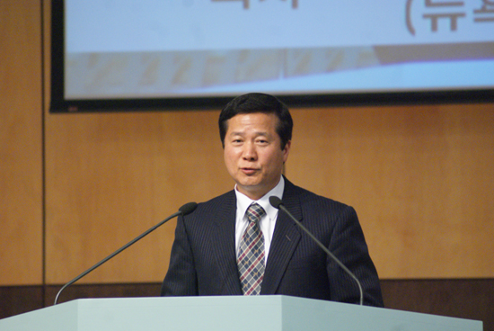 뉴욕교협 부회장 이재덕 목사가 축사하고 있다